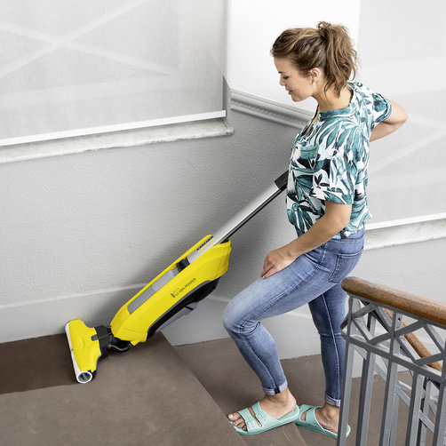 Уборка с помощью Karcher FC 5 Cordless на лестнице